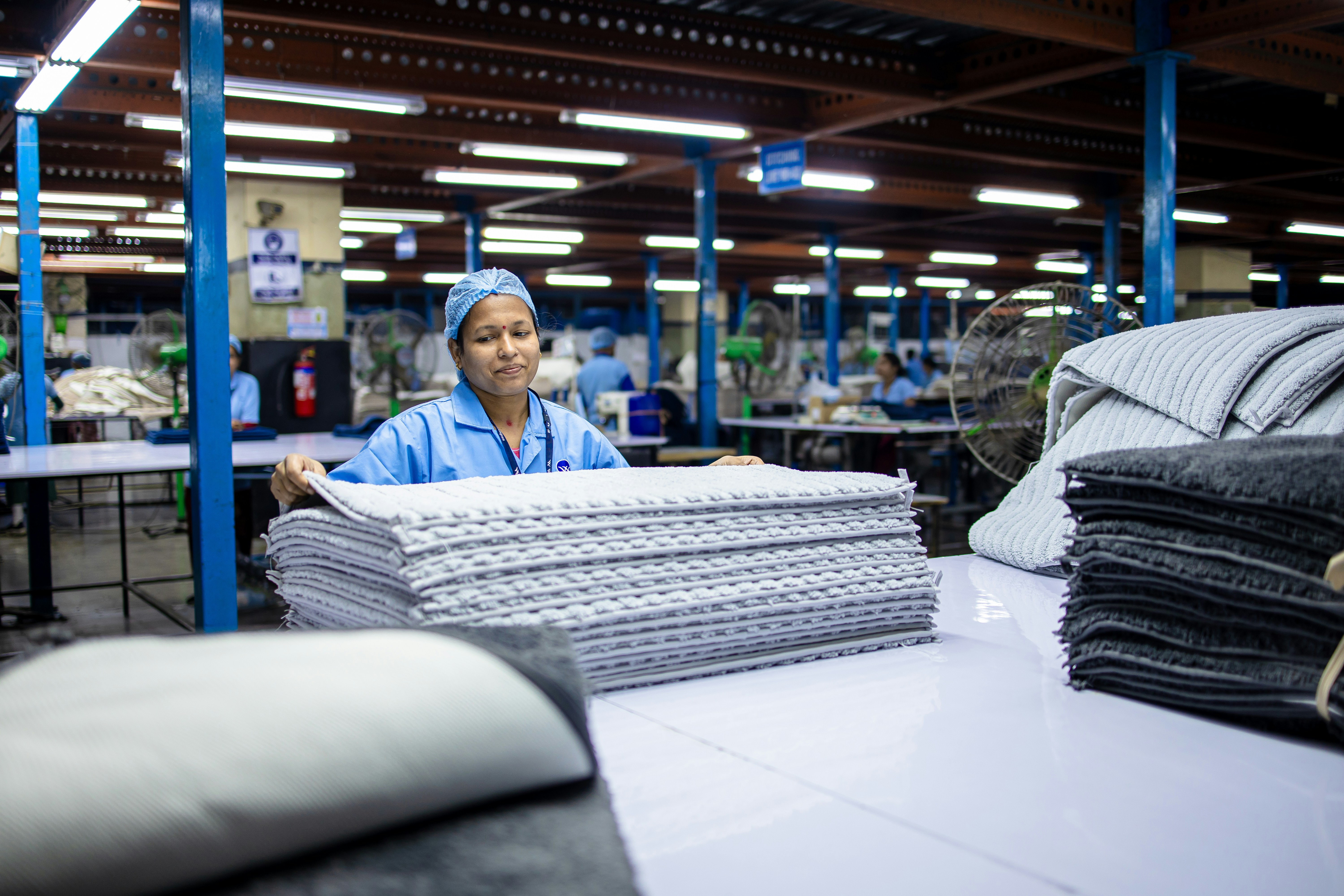 Trabajador de Debytex con equipo de protección personal en planta de producción